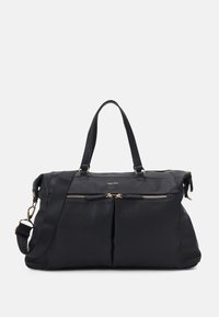 Sac de voyage en cuir noir avec poignées doubles, bandoulière réglable, poches avant zippées et quincaillerie dorée.