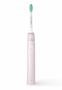 Elektrische tandenborstel met een slanke, roze plastic handgreep, een witte borstelkop met groene en blauwe haren, en een aan-/uit-knop aan de voorkant.