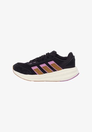 Zapatilla deportiva negra con parte superior de malla, acentos en púrpura y marrón, diseño de tres franjas, suela de goma y collar acolchado para mayor comodidad.