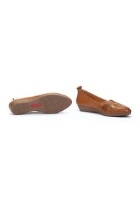 Ballerines en cuir marron avec un design perforé, bout rond et talon compensé bas. Semelle texturée avec un motif de traction subtil.