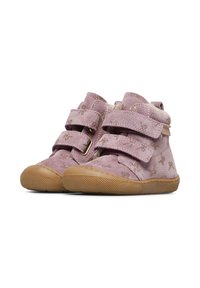 Scarpe high-top in suede rosa con due fascette in velcro, suola in gomma testurizzata e motivi a fiocco dorati su tutta la superficie.