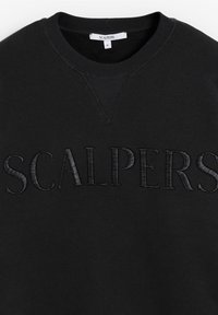 Sudadera negra con cuello redondo acanalado, que presenta el texto en relieve "SCALPERS" en hilo negro en la parte frontal. Textura suave, peso medio.