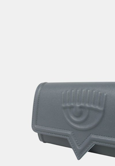 Clutch in pelle grigia con design impresso che presenta un motivo circolare e ondulato, texture liscia e taglio angolare lungo il bordo inferiore.