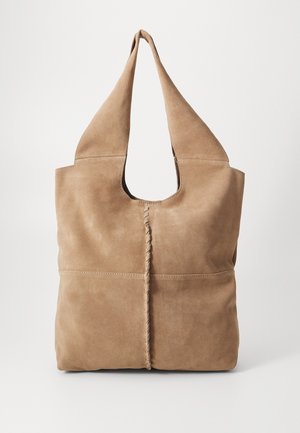Beige ruskindstote taske med brede håndtag og central flettet sømdetalje, vist mod en ensfarvet hvid baggrund.