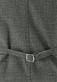 Dunkelgrauer Stoff mit strukturierter Webart, versehen mit einem Gürtel, der durch eine metallische Schnalle zusammengehalten wird. Einfaches, maßgeschneidertes Design mit klaren Linien.