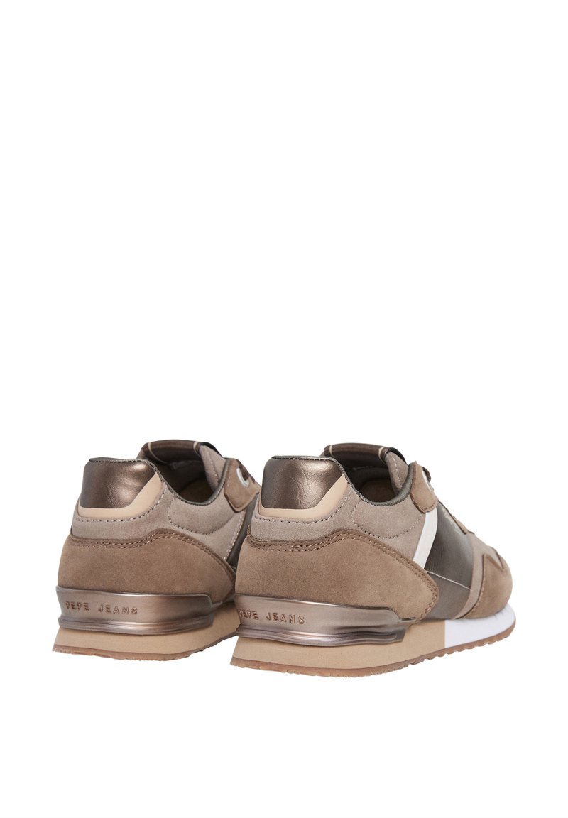 Zapatillas de ante marrón y metálicas con acentos blancos, que cuentan con un capuchón texturizado en el talón y una marca en la parte trasera. Diseño atlético retro.