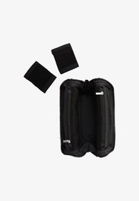 Estuche negro con cremallera que incluye dos bolsillos interiores de malla con cremallera, mostrado abierto, junto a dos pulseras negras rectangulares de tela sobre fondo blanco.