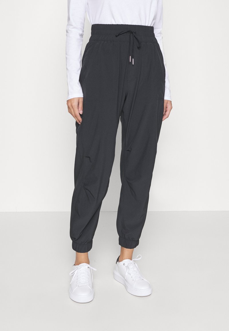 Abercrombie & Fitch TRAVELER PARACHUTE PANT Trousers black Zalando.ie