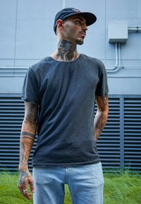 Mira Paris BRUTAL BACK VINTAGE - T-shirt print - black denim