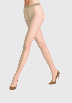 Weibliche Beine mit beigen, strukturierten Strumpfhosen und passenden High Heels, die vor einem schlichten hellen Hintergrund gehen.