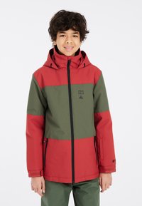 Rote und grüne isolierte Jacke mit Kapuze, ausgestattet mit einem Frontreißverschluss, Logo auf der Brust und elastischen Bündchen. Hergestellt aus wasserdichtem Material.