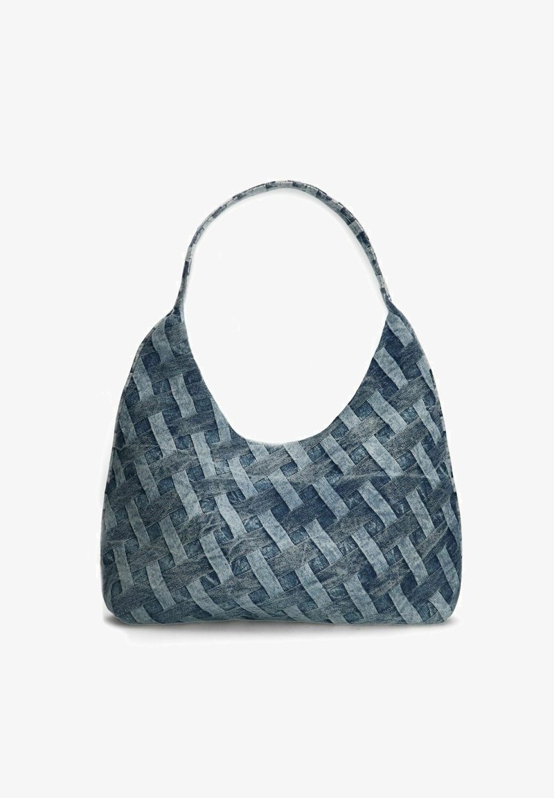 Geweven denim tas met een slungelige vormgeving, blauw-grijze tinten en een brede schouderband met een grote open bovenkant.