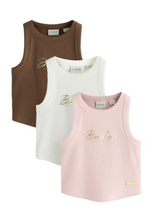 Drei gerippte ärmellose Crop-Tops in Braun, Weiß und Pink, jeweils mit goldenem "Baker"-Schriftzug auf der Brust.