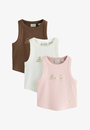 Tre ribstrikkede ærmeløse crop tops i brun, hvid og pink, hver med gyldent "Baker"-branding på brystet.