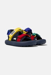 Marine sandalen met kleurrijke banden in geel, rood, groen en blauw. Open ontwerp met verstelbare klittenbandsluiting en een gevoerde rubberen zool.