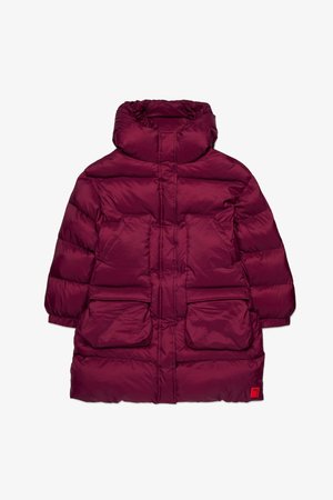 Burgundijas krāsas pufīgs mētelis ar augstu apkakli, divām priekšējām kabatām un redzamām šuvju detaļām. Gluda tekstūra, nedaudz spīdīga apdare.