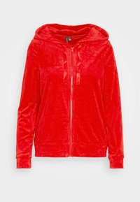 Sudadera con cremallera roja hecha de suave terciopelo. Cuenta con capucha con cordones de satén y mangas largas. Textura lisa sin patrones visibles.