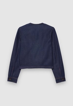 Jeansjacke, dunkelblaue Farbe, kurzer Schnitt mit langen Ärmeln. Verfügt über orangefarbene Nähte und ein Etikett am linken Ärmel.