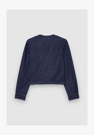 Giacca di jeans, colore blu scuro, design corto con maniche lunghe. Presenta cuciture arancioni e un'etichetta sulla manica sinistra.