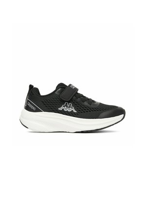 Czarny sneaker Kappa z białą podeszwą, siateczkową cholewką, sznurowadłami i zapięciem na rzep na białym tle.