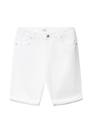 Shorts in denim bianco con bottone frontale, passanti per cintura e cinque tasche, distesi su uno sfondo bianco.