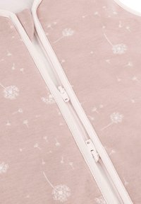 Baumwollschlafsack in sanftem Rosa mit weißem Löwenzahn-Muster. Verfügt über einen Frontreißverschluss und einen runden Kragen, mit einer glatten Textur.