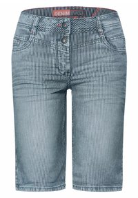 Randiga jeansshorts med knappstängning framtill, två framfickor och subtila röda accentstygn. Har midjehöjd och knälånga ben.