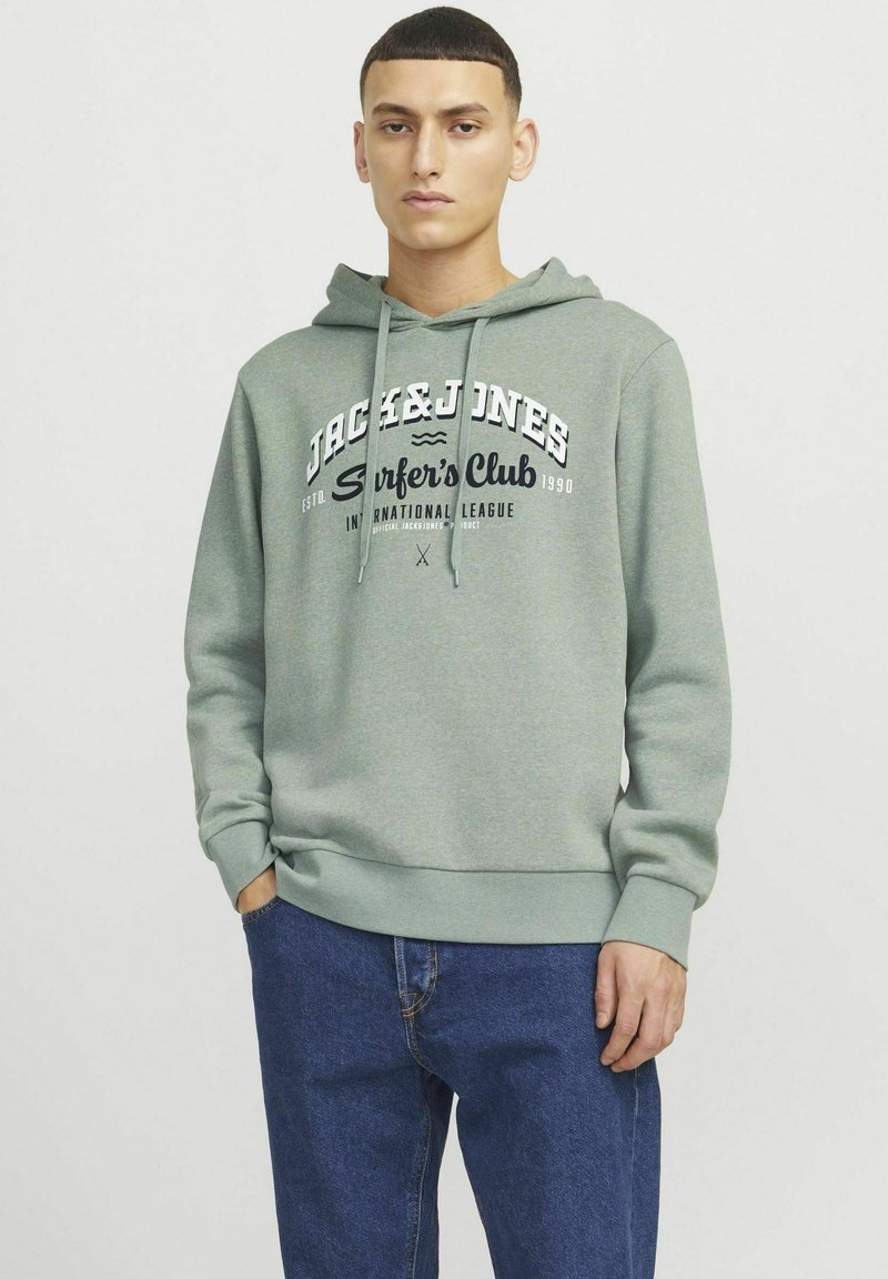 Felpa verde con tasca a canguro, cordino e stampa grafica con la scritta "JACK & JONES Surfer’s Club" in bianco e blu navy. Tessuto in misto cotone.
