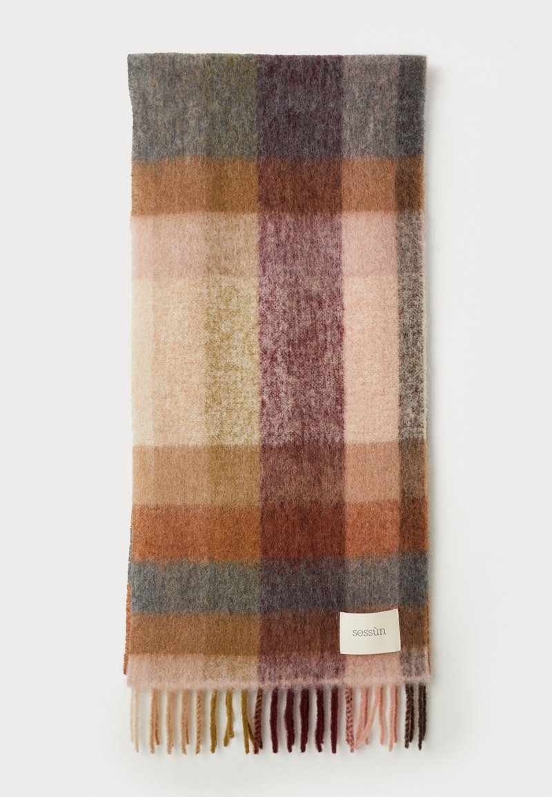 Sciarpa a quadri multicolore con tonalità di grigio, rosa, marrone e bordeaux. Texture morbida con bordi frangiati e un'etichetta attaccata.