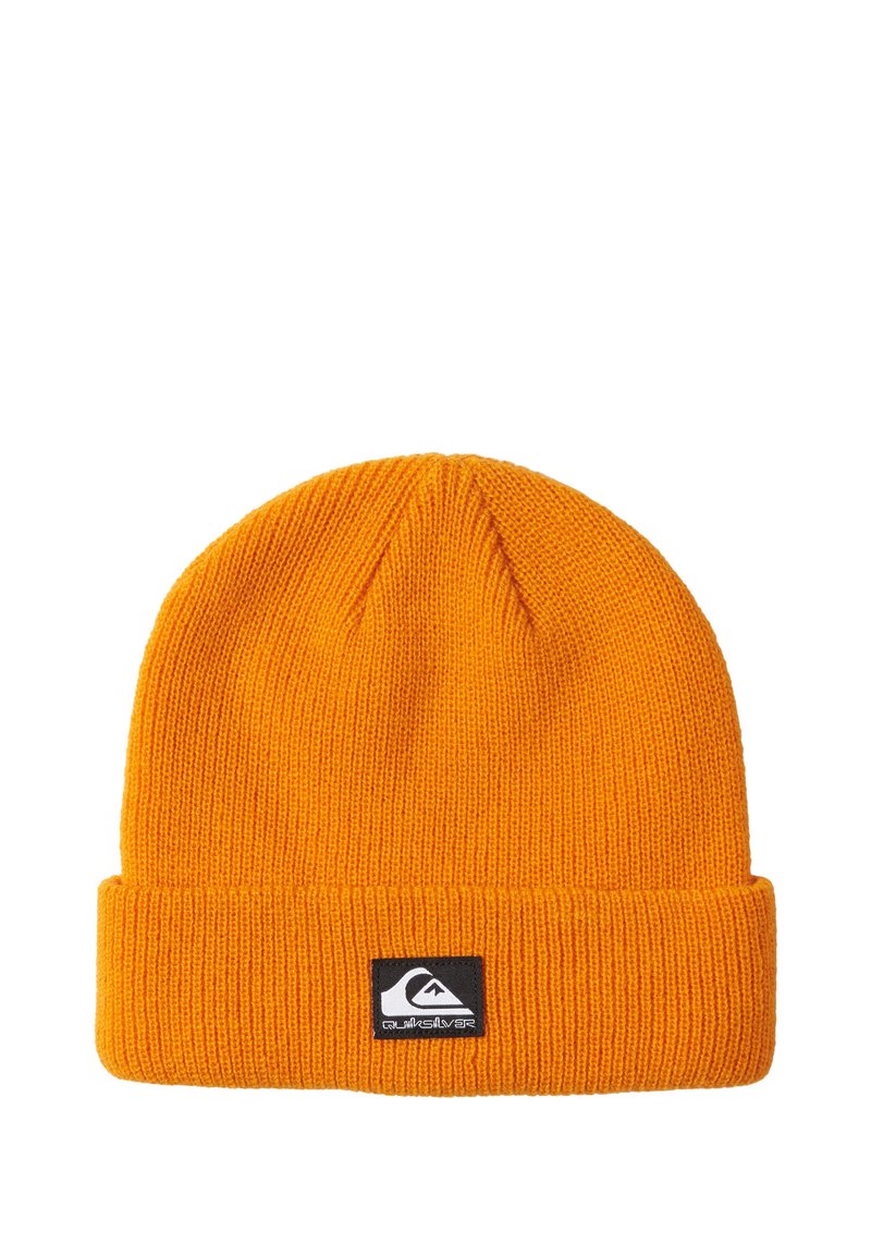 Gorro de punto naranja con textura acanalada, que presenta un dobladillo en la parte inferior y un pequeño parche negro de logo en un lado.
