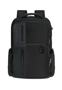 Zaino nero con una superficie texturizzata, dotato di più scomparti con cerniera, spallacci ergonomici e una maniglia superiore rinforzata.