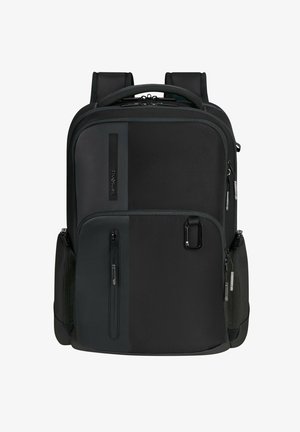 Schwarzer Rucksack mit einer strukturierten Oberfläche, mehreren Reißverschlussfächern, ergonomischen Trägern und einem verstärkten oberen Griff.