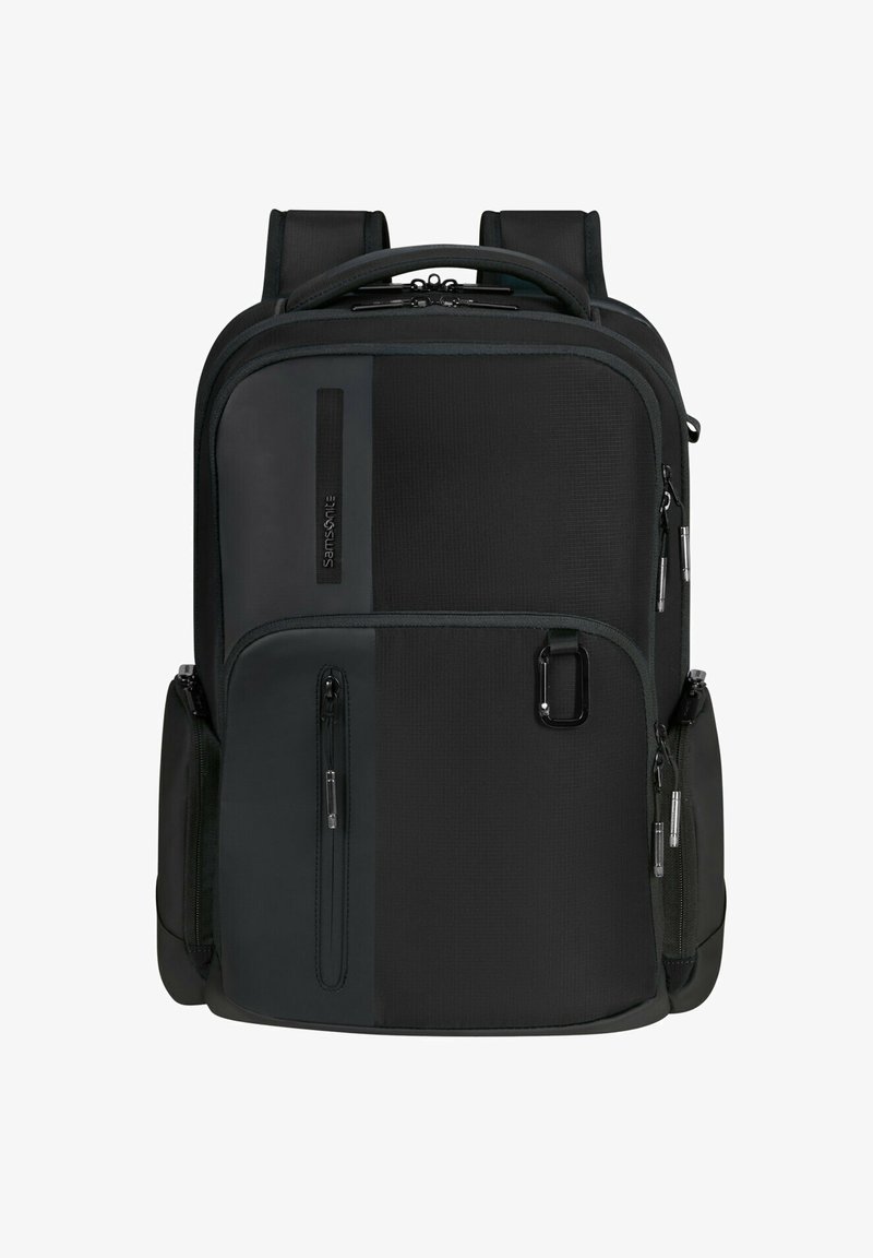 Zaino nero con una superficie texturizzata, dotato di più scomparti con cerniera, spallacci ergonomici e una maniglia superiore rinforzata.