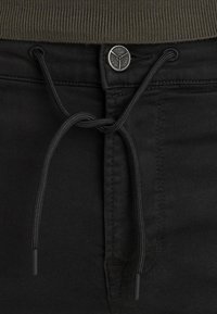Unselected, black