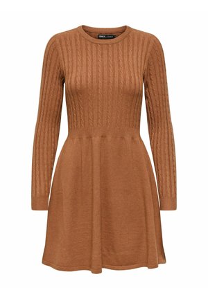 Brązowa dzianinowa sukienka o ryflowanej fakturze, z długimi rękawami, okrągłym dekoltem i rozkloszowanym dołem. Jednolity kolor bez widocznych wzorów.