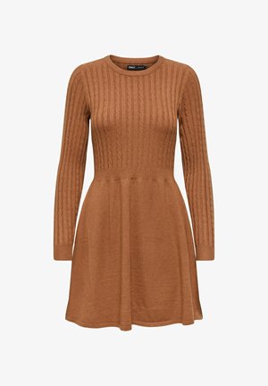 Cauruļveida brūna adīta kleita ar ribotu tekstūru, garām piedurknēm, apaļu kaklu un izpletīgu svārku. Tā ir vienmērīga krāsa visā kleitā bez redzamām rakstiem.