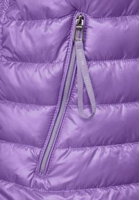 Giacca imbottita viola con una zip diagonale in metallo e un tirante in tessuto, che presenta una texture liscia e lucida.