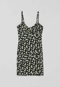 Vestido negro de tirantes finos con un diseño ajustado, que presenta un patrón floral de margaritas blancas en todo el tejido y un sutil detalle fruncido en el busto.