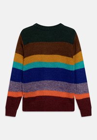 Jerséis de punto de manga larga con amplias rayas horizontales en verde oscuro, marrón, amarillo mostaza, turquesa, azul, lavanda, naranja y burdeos.