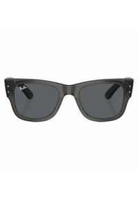 Occhiali da sole in plastica grigia con un design geometrico, lenti scure, accentuazioni frontali prominenti e logo sul lato. Montatura di forma rettangolare.