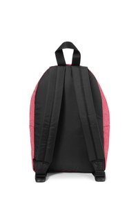 Mochila negra y rosa con un frente de textura rosa, correas acolchadas negras y un asa en la parte superior. Diseño sencillo, tela duradera.