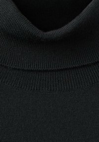 Zwarte gebreide coltrui, voorzien van een geribbelde halslijn en zacht, gestructureerd stof, met gelijkmatige stiksels over de gehele trui.