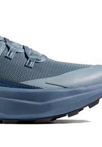 Baskets de trail en mesh et caoutchouc bleu clair. Elles présentent un dessus texturé, un col rembourré et une semelle extérieure noire robuste pour une meilleure adhérence.