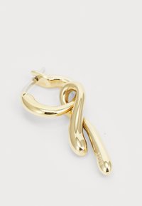 Orecchino a cerchio color oro con design intrecciato, caratterizzato da una superficie liscia, un sottile perno e un marchio inciso su un'estremità.