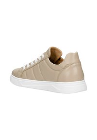Beżowy skórzany sneaker z białymi sznurowadłami i białą gumową podeszwą, pokazany z tylnego, bocznego kąta na białym tle.