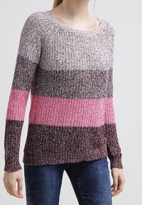 Strickpullover mit Rundhalsausschnitt und langen Ärmeln, der horizontale Streifen in weinrot, pink und grautönen aufweist. Weiche Textur.