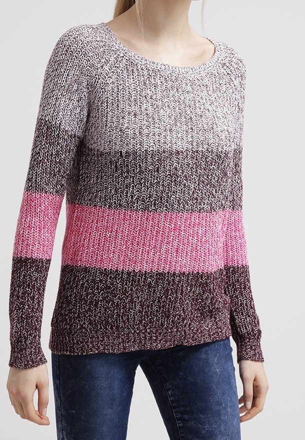 Strickpullover mit Rundhalsausschnitt und langen Ärmeln, der horizontale Streifen in weinrot, pink und grautönen aufweist. Weiche Textur.