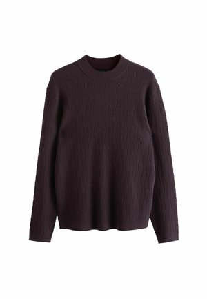 Tumši purpura adīta džemperis ar apaļu kakla izgriezumu, rotāts ar teksturētu dimanta rakstu un garām piedurknēm, izgatavots no mīksta materiāla.