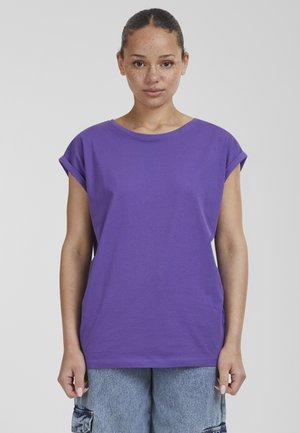 Paars T-shirt met korte mouwen, een relaxed fit, ronde halslijn en opgerolde mouwen, gecombineerd met lichtdenim short met zijzakken.