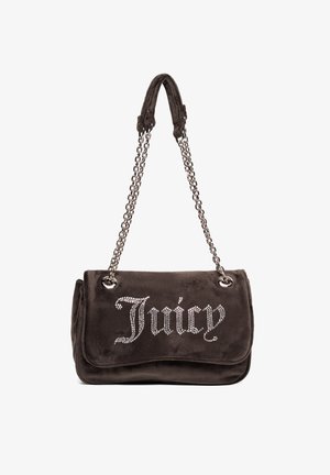 Sac à main en velours marron avec une chaîne et des détails en argent. Présente le mot "Juicy" en strass, a une forme rectangulaire et une texture douce.